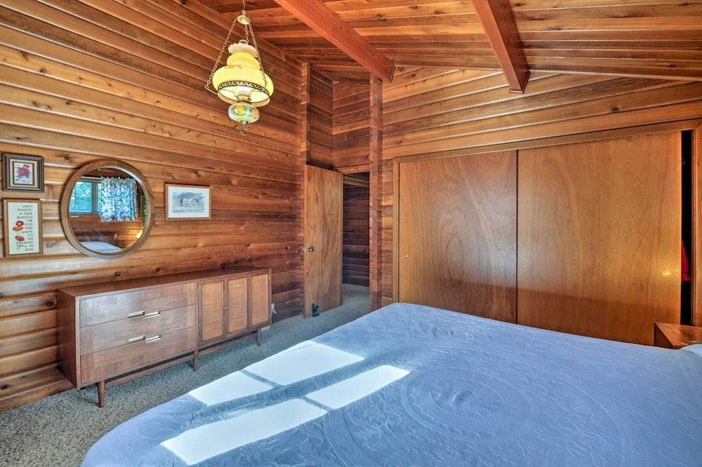 Waterfront Manson Cabin on Lake Chelan w/ Deck!