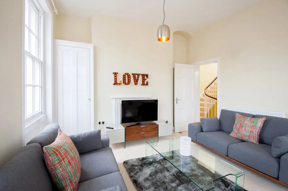Elliot Oliver- 2 Bedroom Duplex Town Centre Apartment
