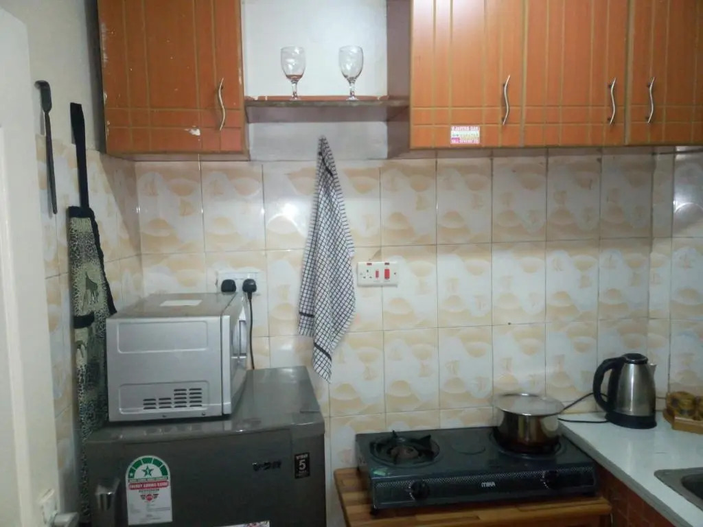 1 BD TRM Drive. WiFi & DSTV. Spacious & Quiet. Discrete location. Flowing Water & Reliable Power.