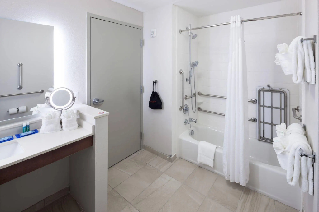 Holiday Inn Express & Suites Orlando At SeaWorld by IHG