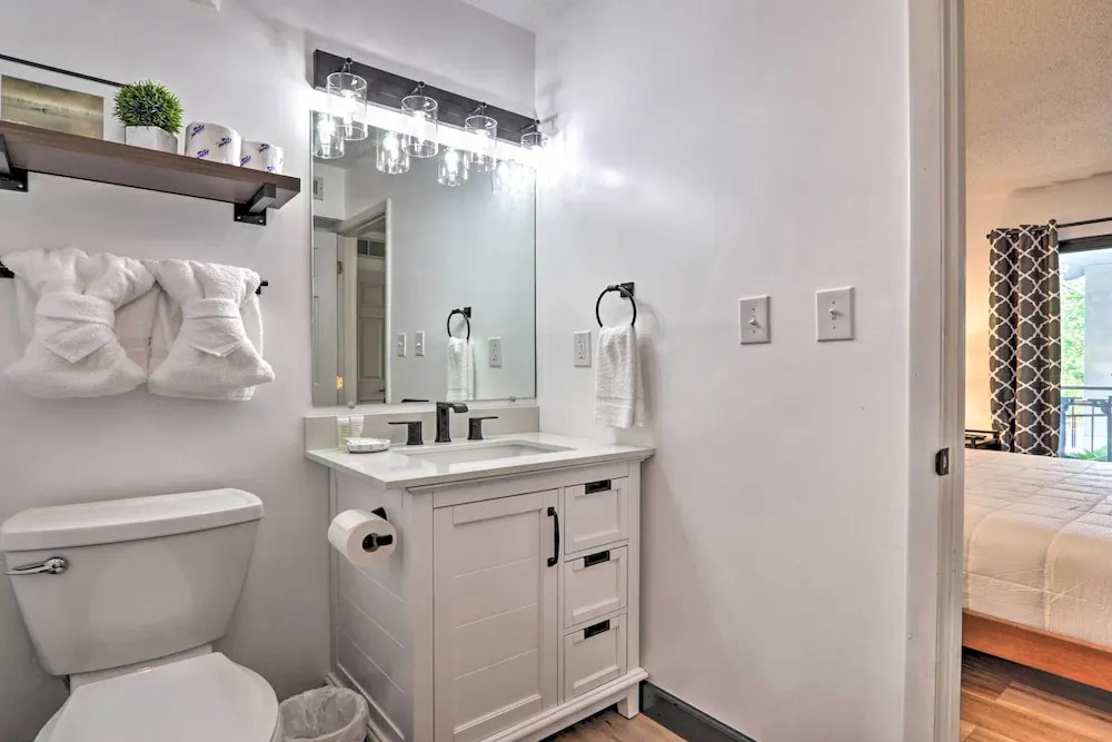 Walk Downtown! Gatlinburg Condo w/ Patio & Pool