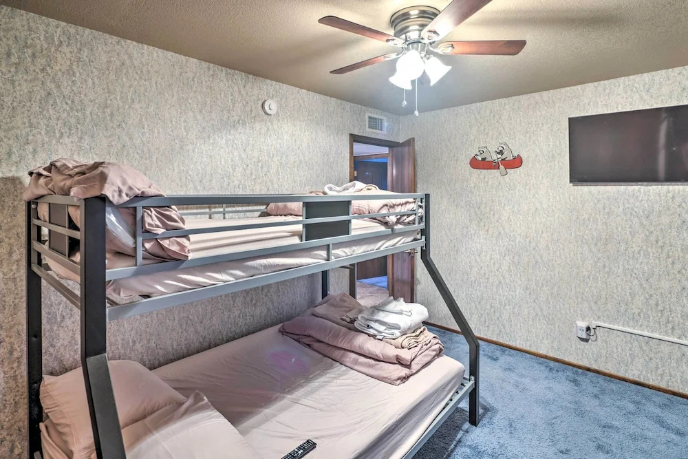 4 Mi to Lake Havasu: Luxe Home in Arizona!