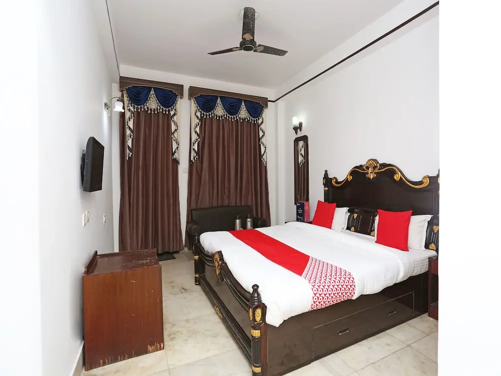 OYO Capital O 5879 Radha Damodar Residency