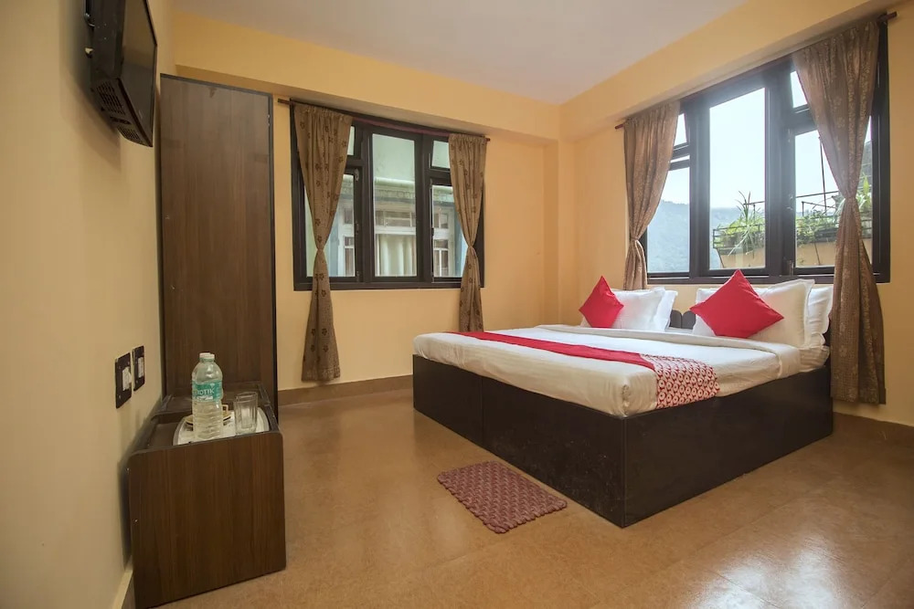OYO 18455 Hotel Golden Shangrila