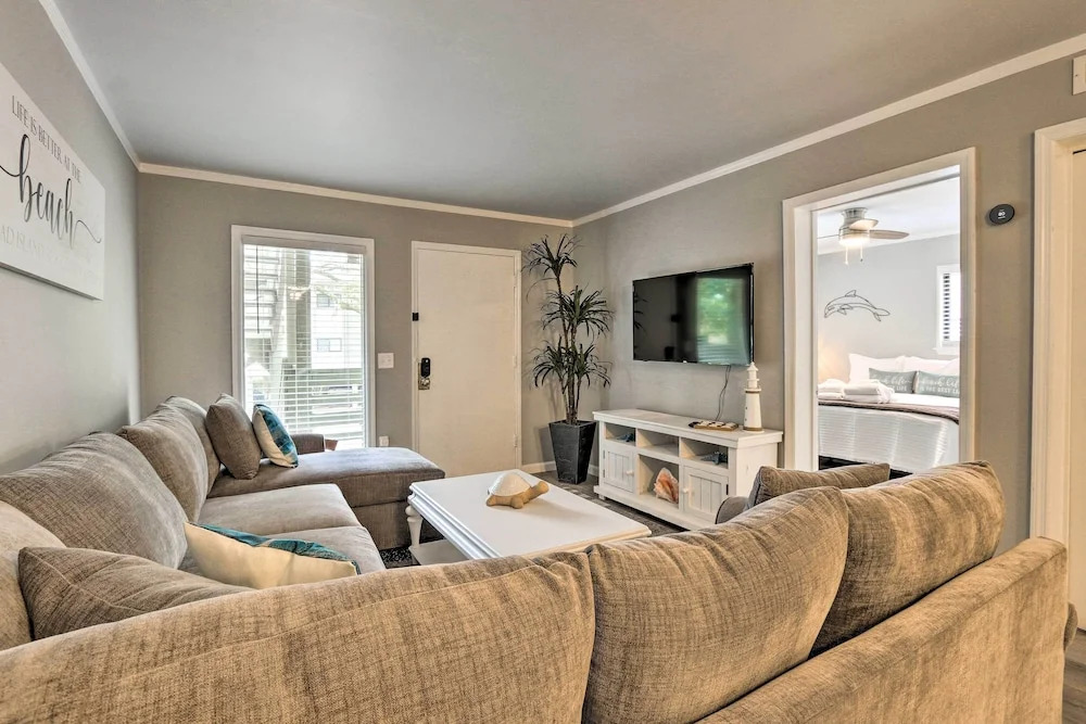< 1 Mi to Beach: Hilton Head Condo w/ Pool Access!