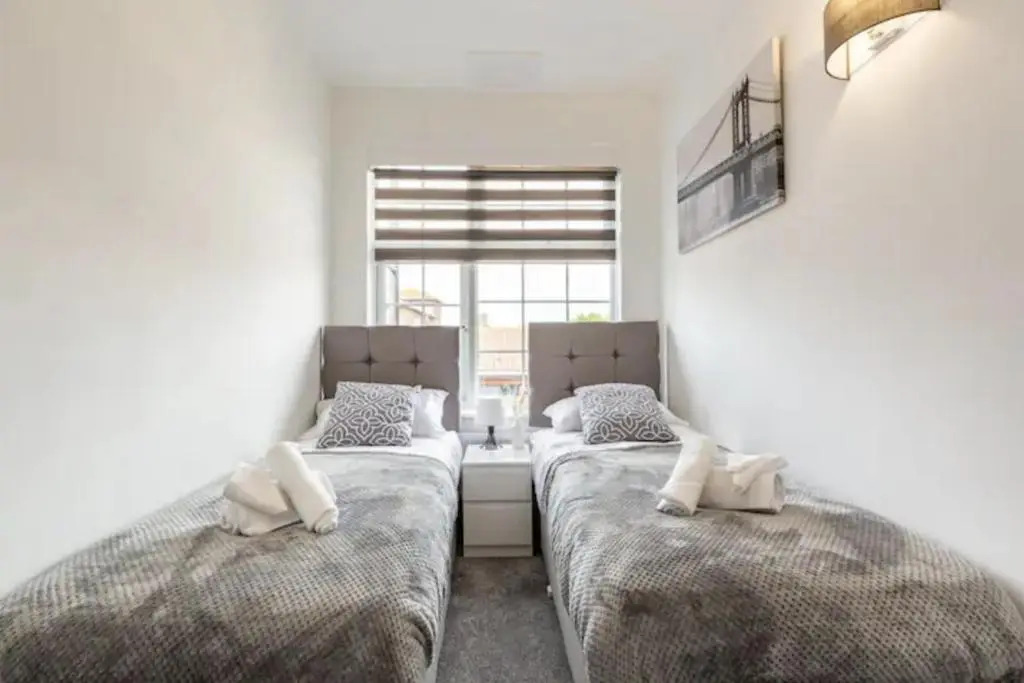 Luxury 3-Bed Apartment Near To London With Parking