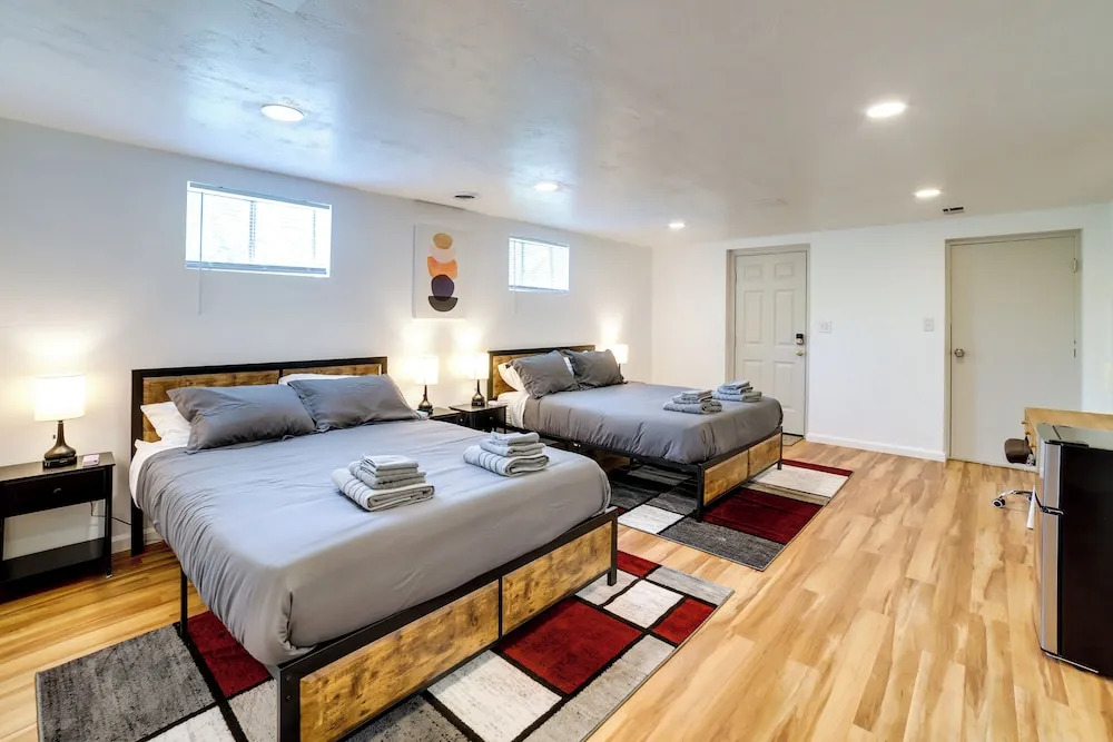 3 Mi to Downtown: Pittsburgh Home w/ Balcony!