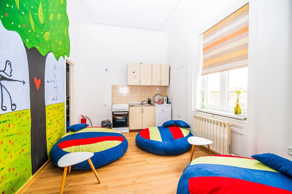 Funky Room for 4- Artistic Guesthouse-main Street!