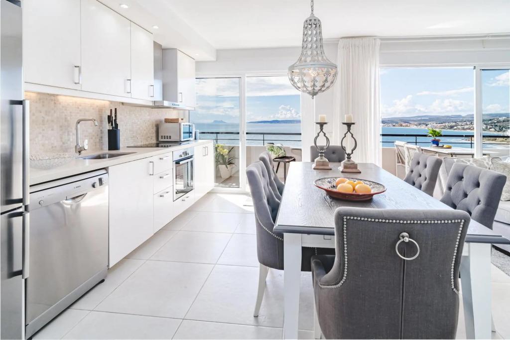 CP - Modern Beachside Apartment in Estepona