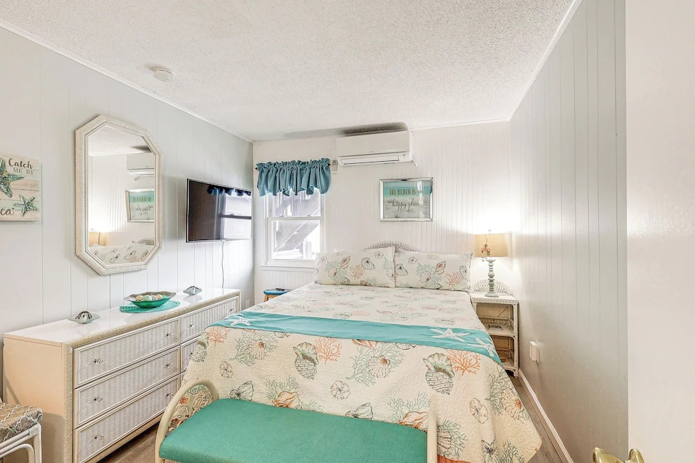 Steps to Sand! 1st-floor Family Unit in Ocean City