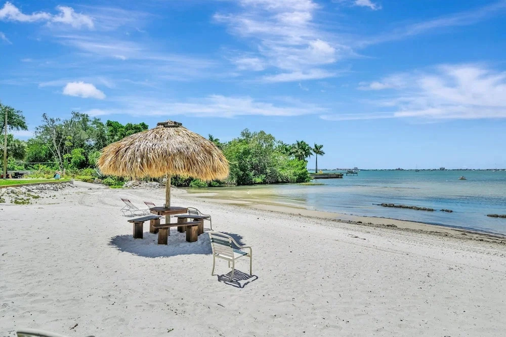 Relax Beachside Tropical Resort Amenities 1b1b