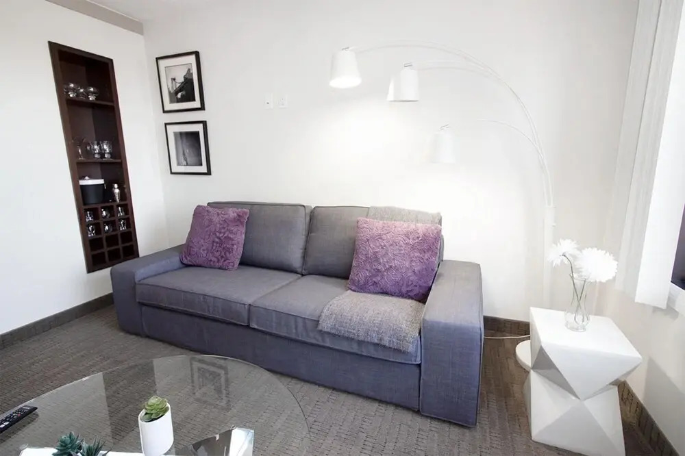 Modern Downtown One-bedroom Suite With Parking