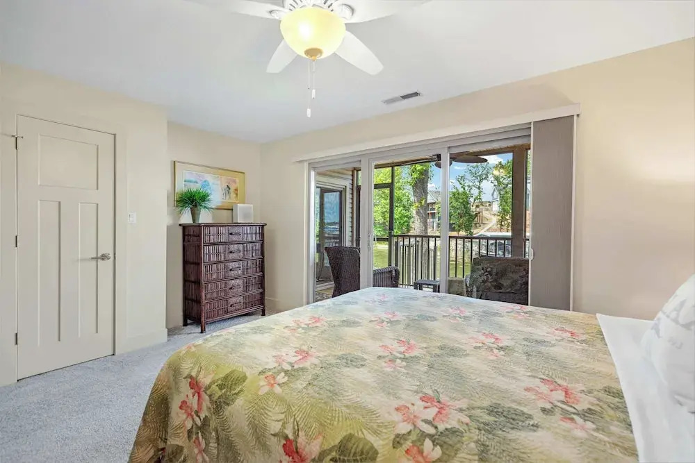 Carefree Tranquility at the Lake Waterfront Stay for 4 With Resort Amenities