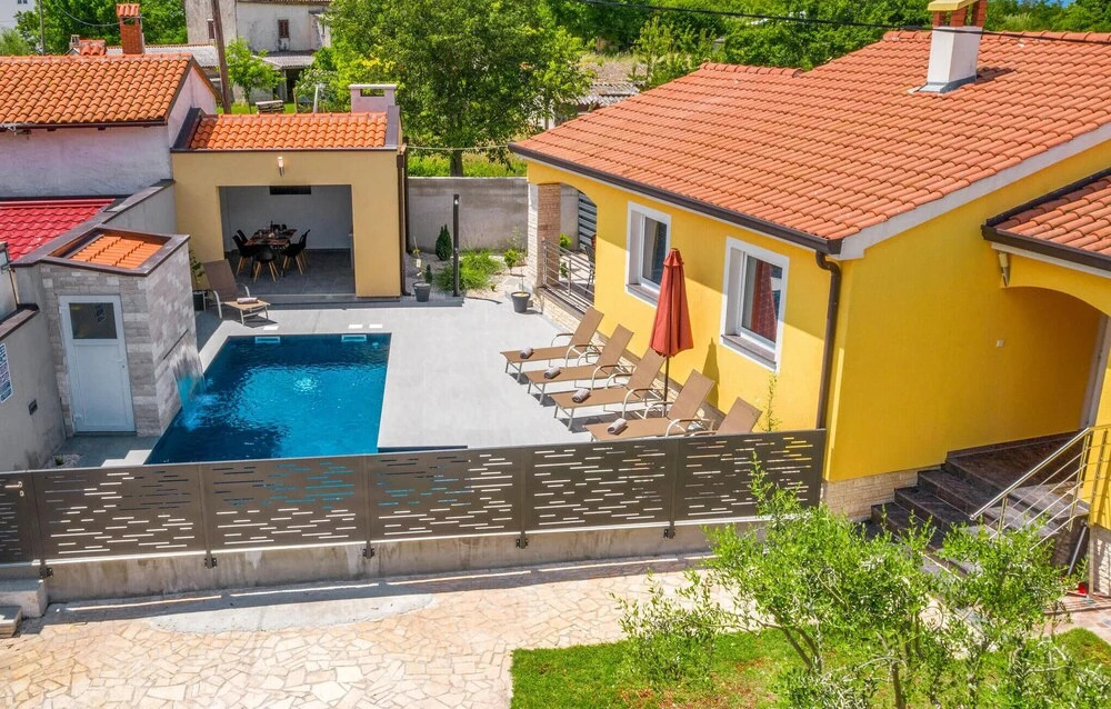 Three-Bedroom Holiday Home In Porec