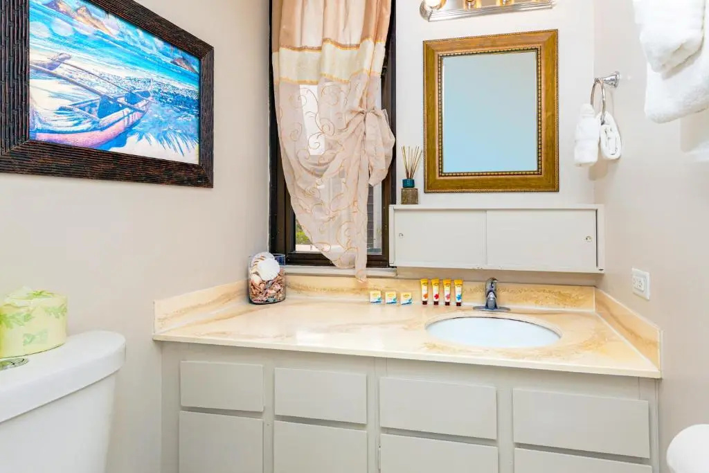 2 Bedroom on the 9th Floor with Diamond Head Views | 1 Block To Beach | Free Parking & Wifi