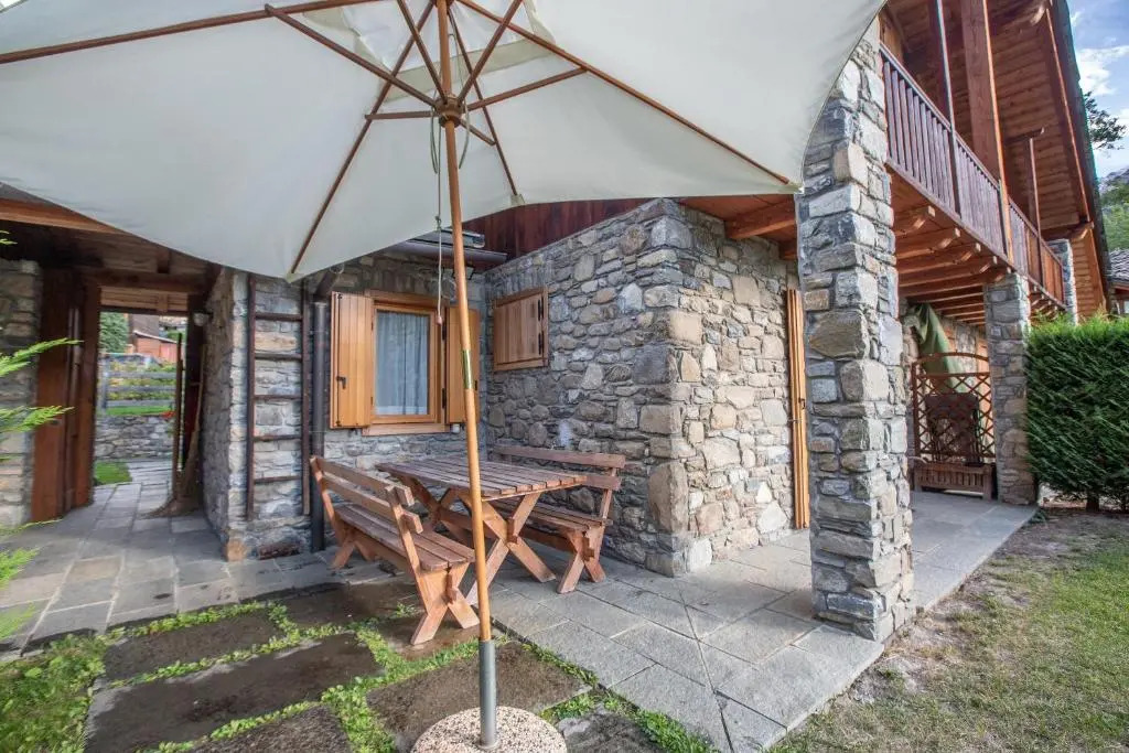 ALTIDO Big Flat for 8 with Backyard and Parking in Courmayeur