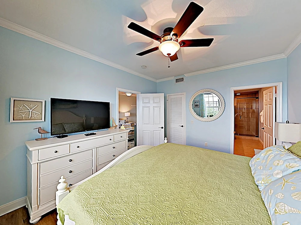 New Listing! Gulf Tropicana - Beach Access & Pools 2 Bedroom Condo