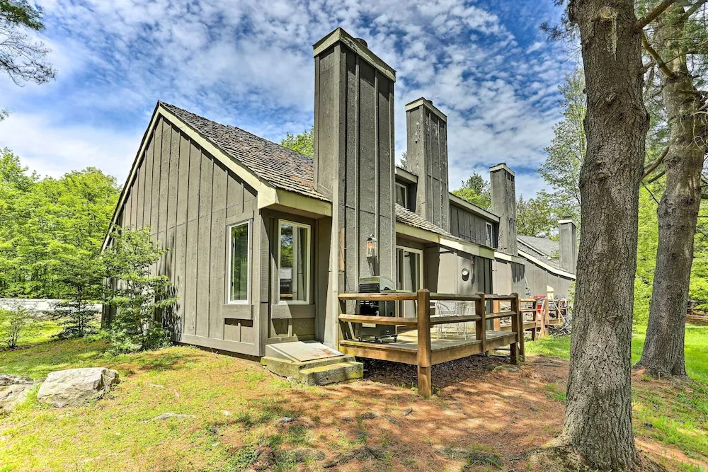 Deck & On-site Fishing Pond: Lake Harmony Home!