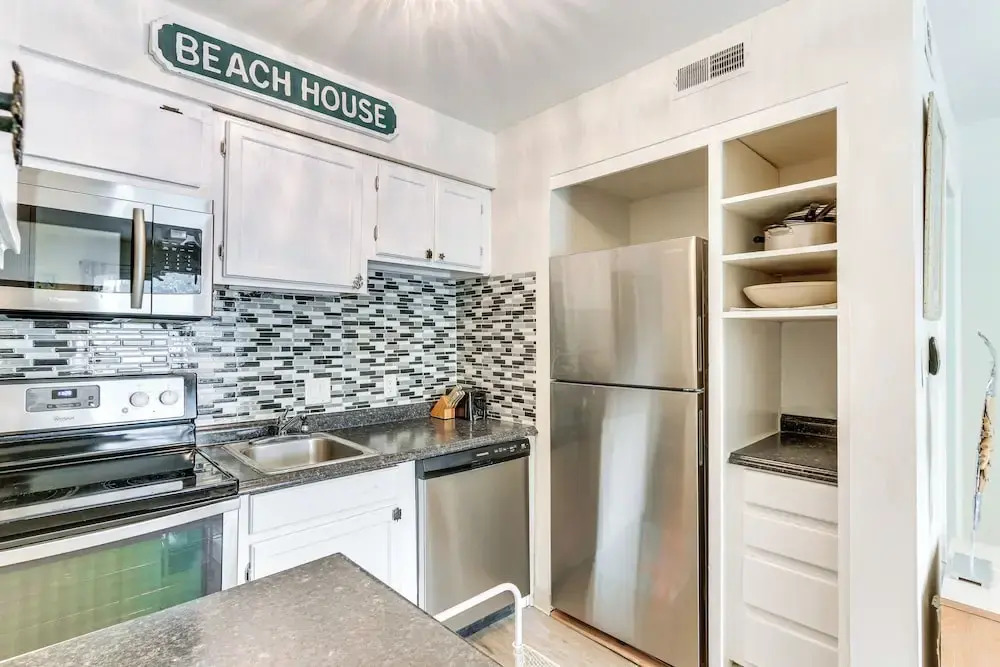 Hilton Head Island Condo w/ Coligny Beach Access!