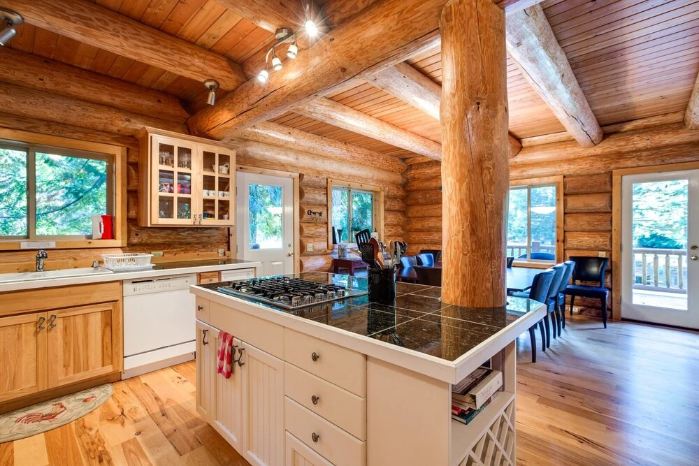 Snowline Cabin #33 - A Stunning Family Log Home With a Hot Tub and Wifi!