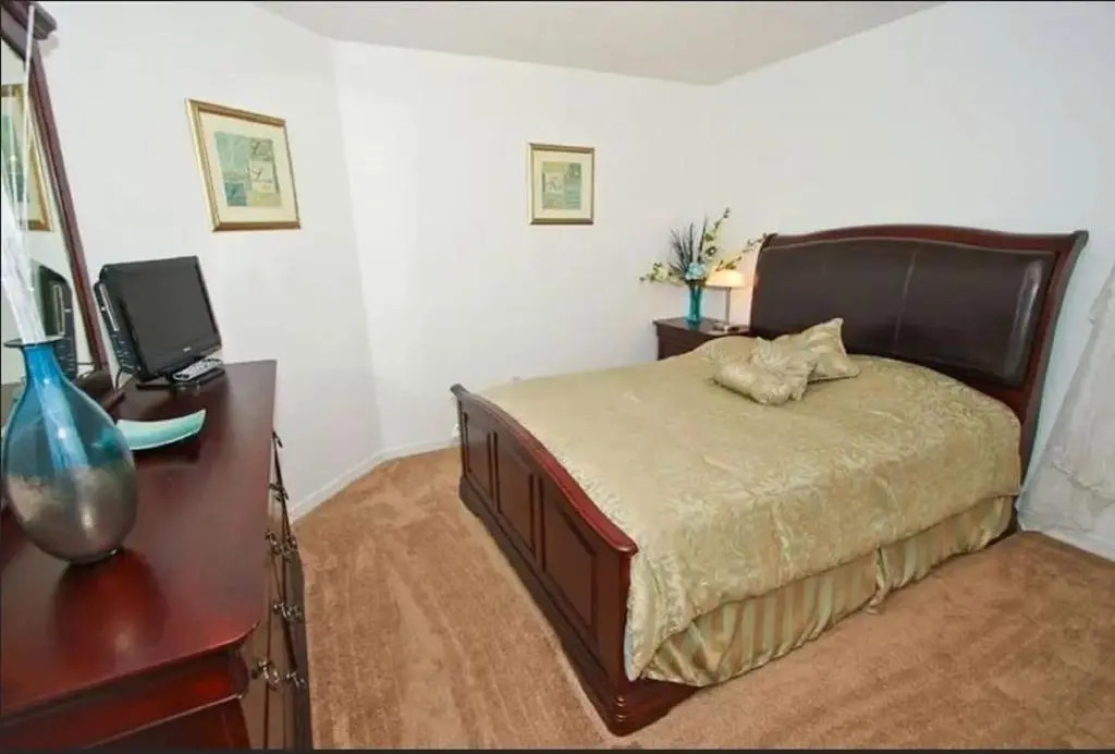 7 Bedroom, 4.5 Bath & Enclosed Pool. Lake View and 3 Miles to Disney!