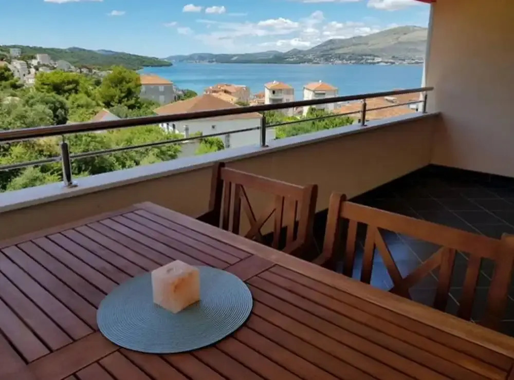 Expansive Ciovo Apartment With Sea-views, Balcony and Outdoor Dining