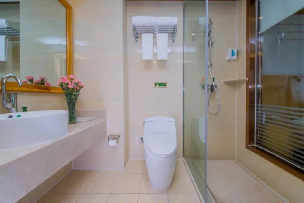 Vienna Hotel (Wuhan Central China Normal University, Huquan Metro Station)