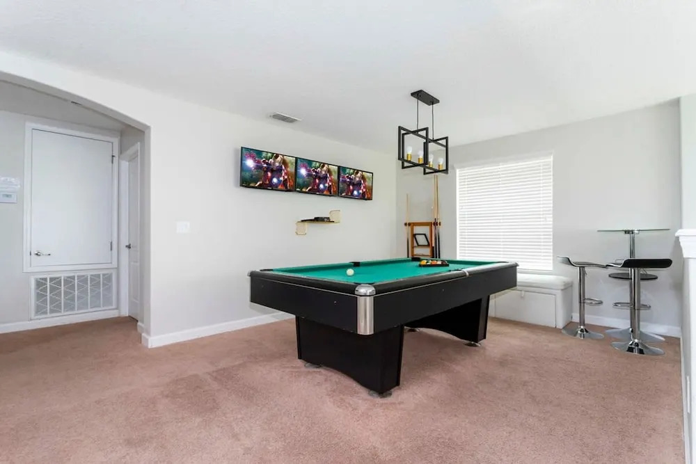 8950 Amazing 5BD Home With Pool