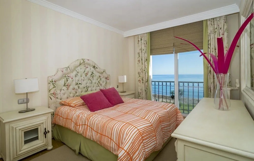 HB First beach line apartment in Hacienda beach Roomservice