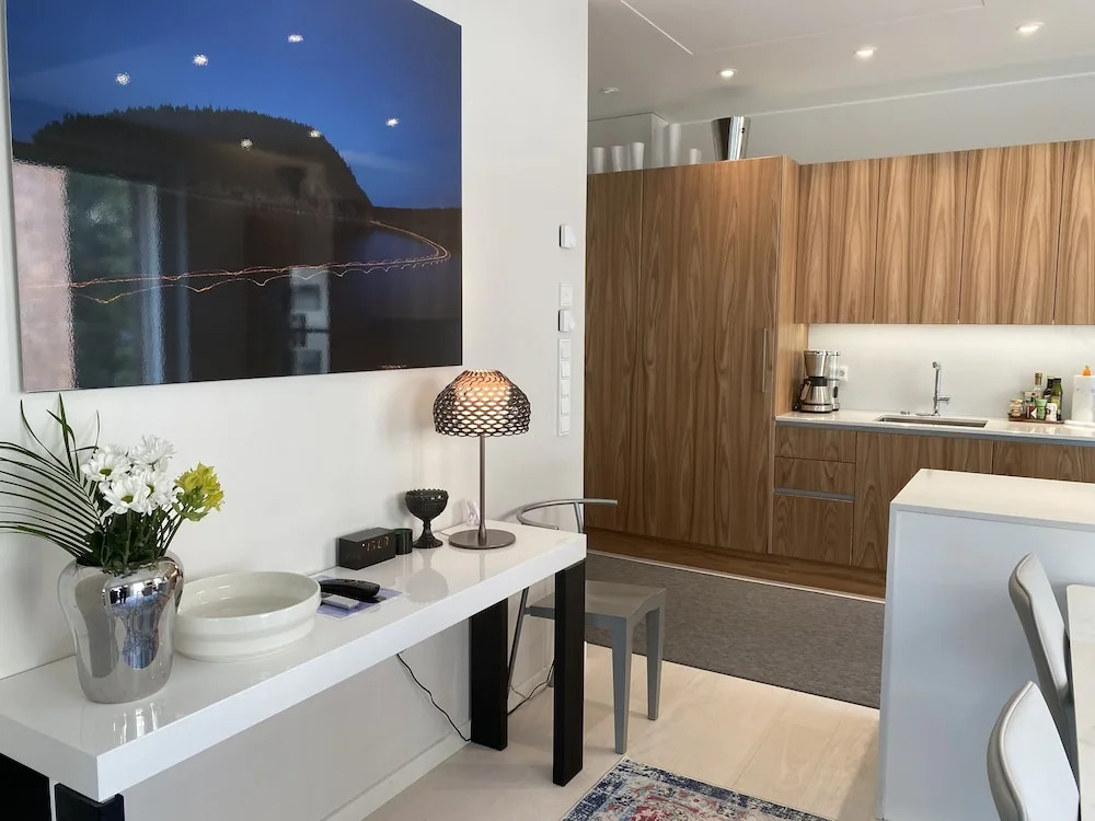 Luxury City Seafront Apartment w Balcony