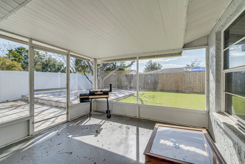 6 Mi to Hudson Beach! Pet-friendly Retreat w/ Yard