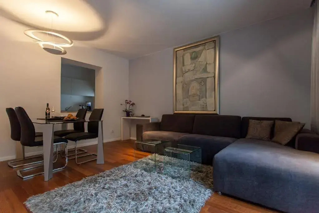 Apartment Happiness Split