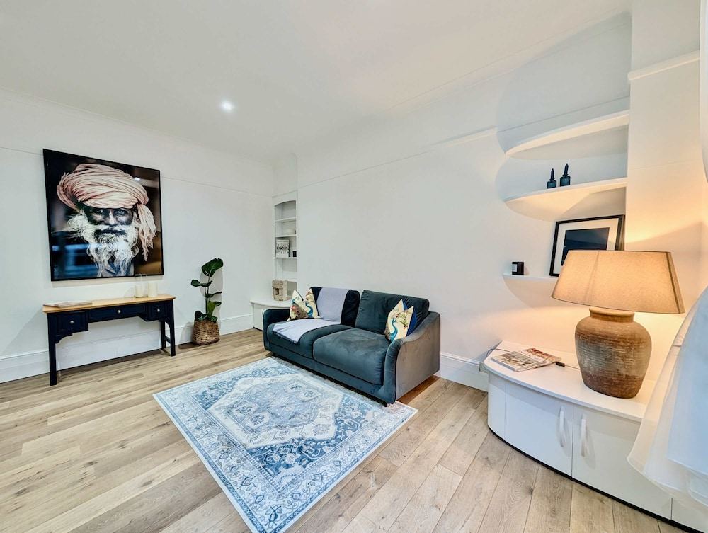 Elegant 2-bed Flat in Shenfield