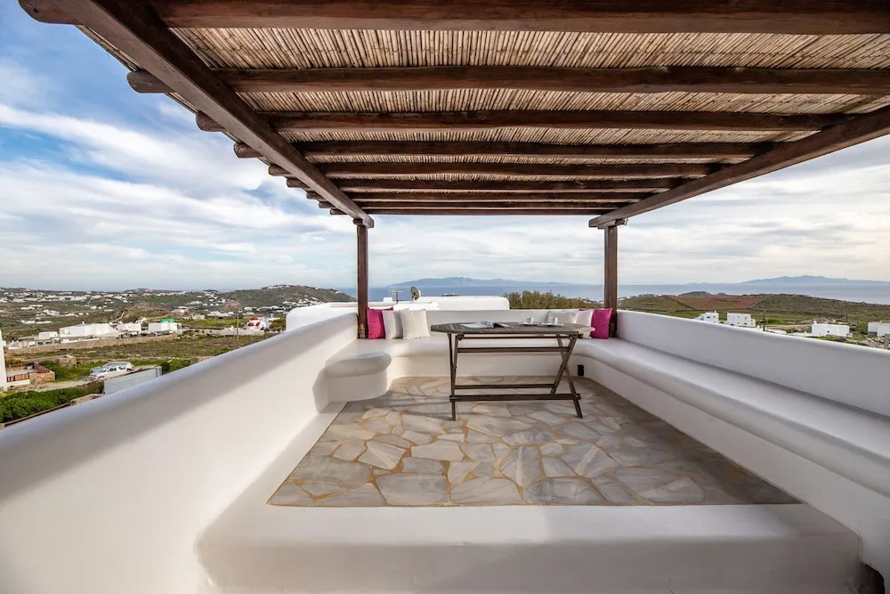 Carmelita Villa with Pool by Stylish Stays