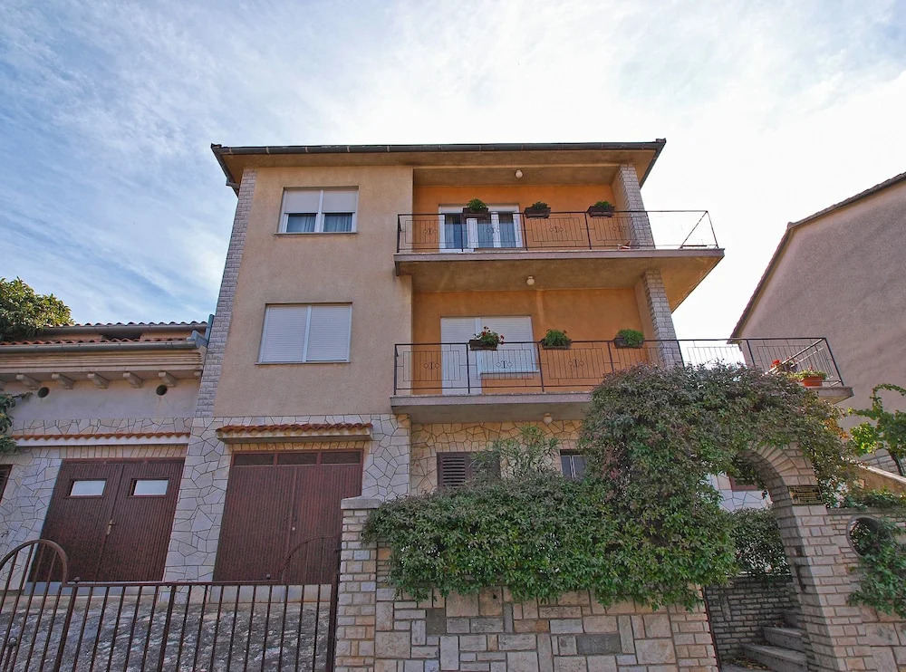 Apartment 752
