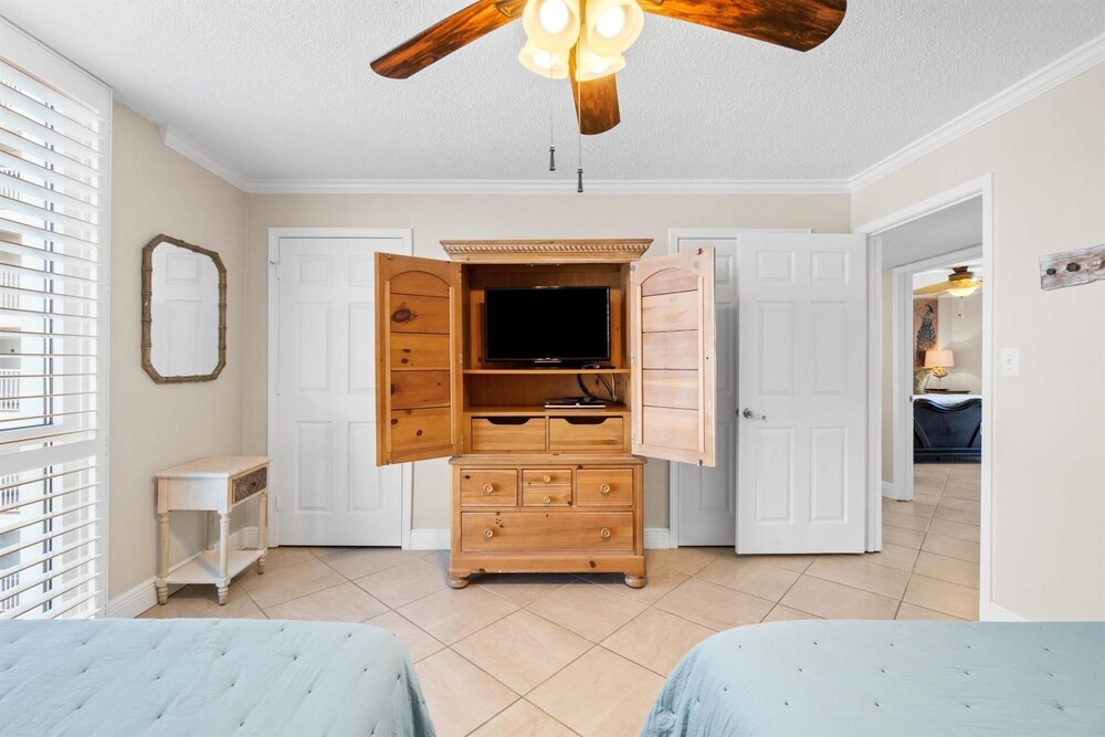 Shoreline Towers 1086 3 Bedroom Condo
