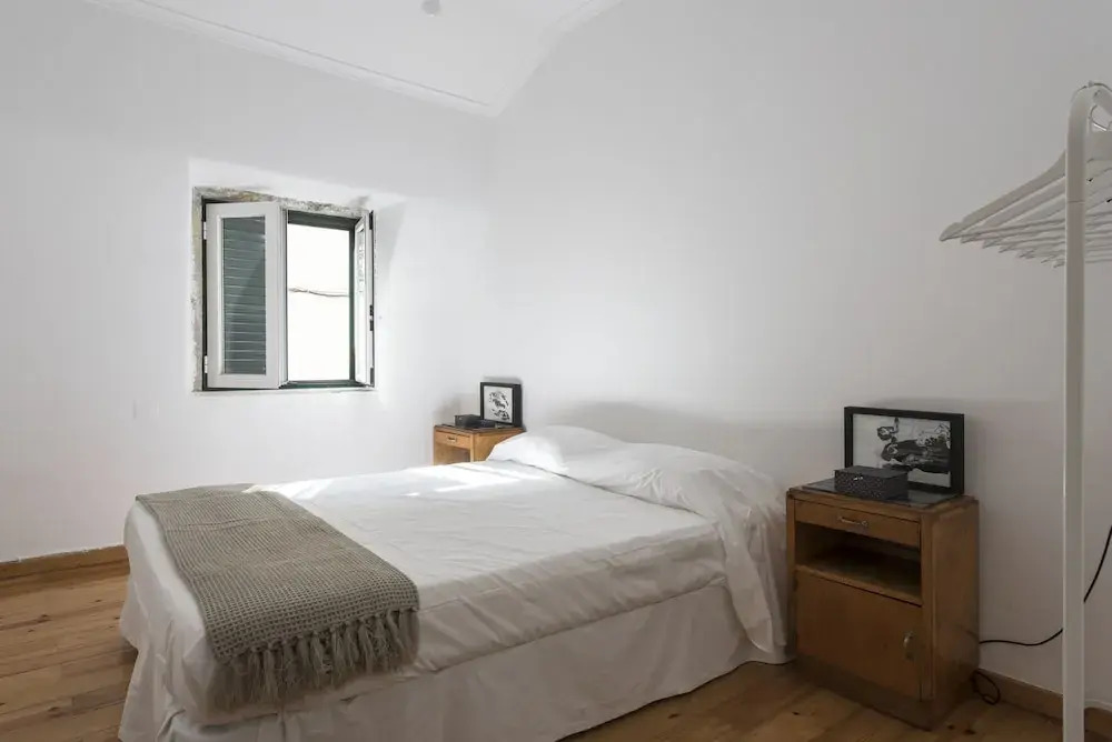 Bright and Airy Apt with balcony by LCH