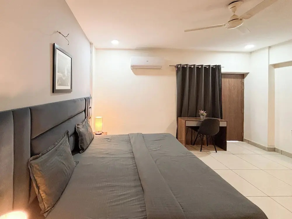 Housr Sector 28 Golf Course Road Next To Phase 1 Metro Station