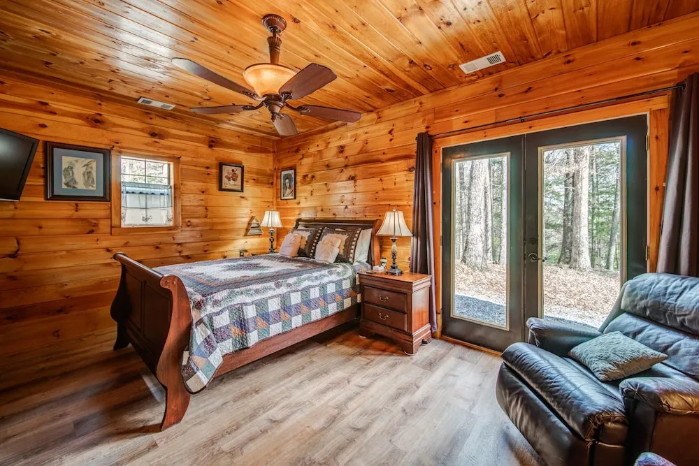 Blueridge Retreat Private 4 BDR Cabin Sleeps 10!