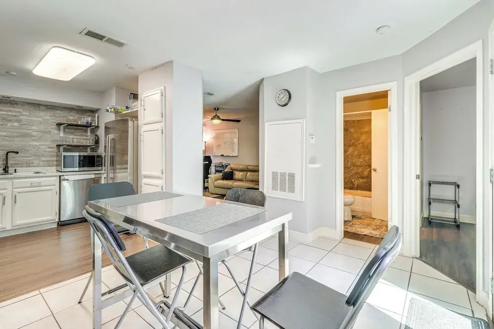 4 Mi to Dtwn: Gem w/ Pool Access & Patio in Austin