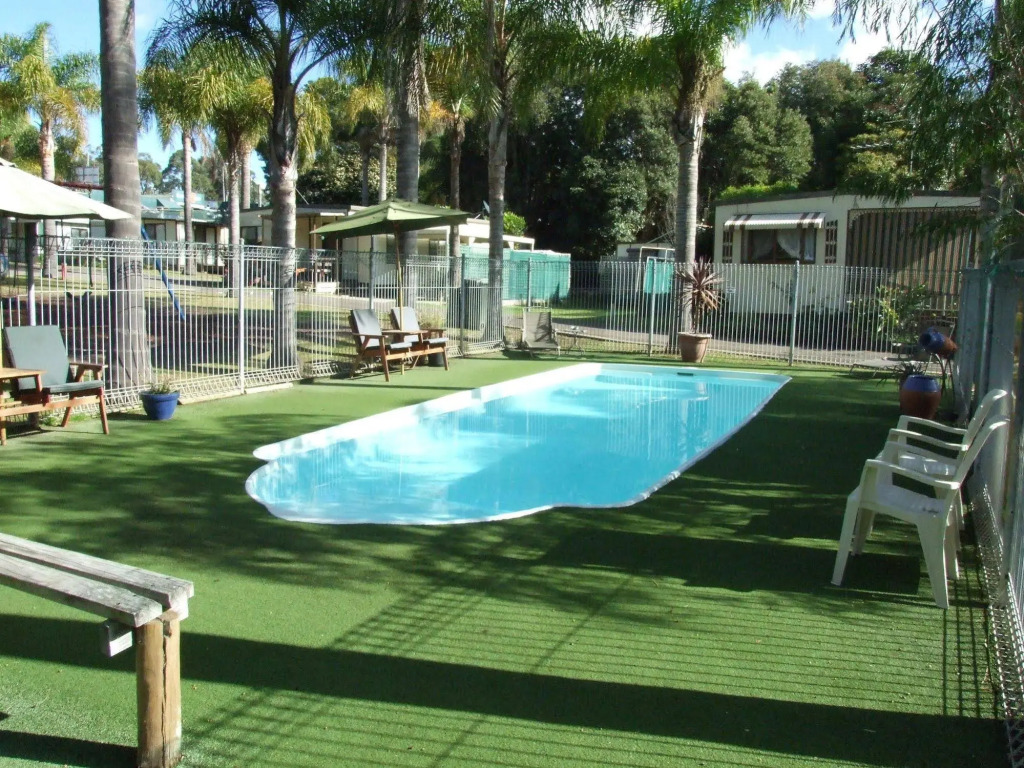 Batemans Bay Holiday Park & Hostel
