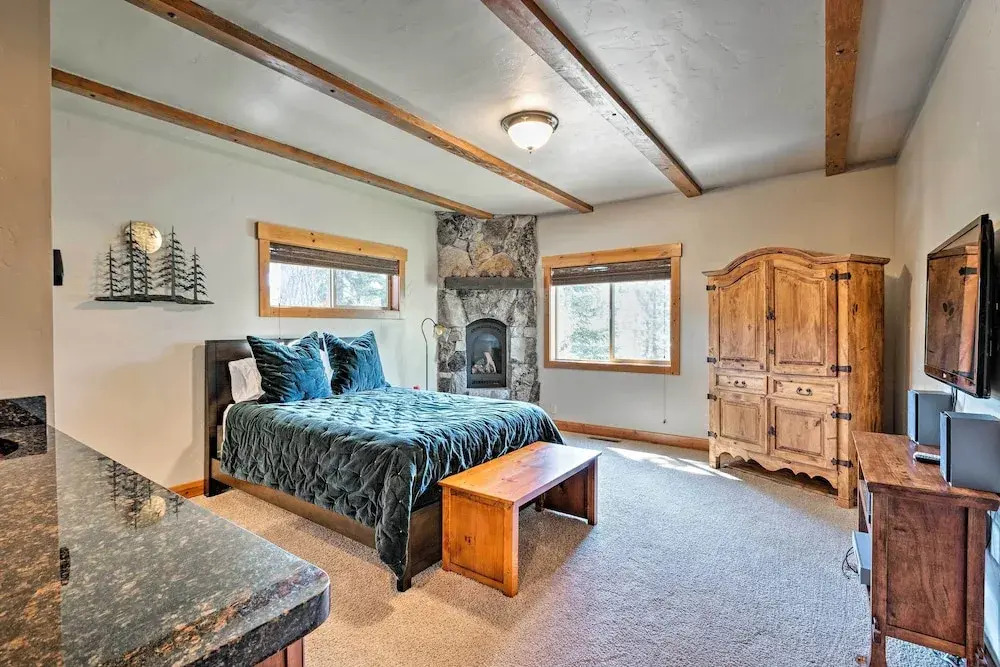 Truckee Escape w/ Hot Tub Near Ski Resorts