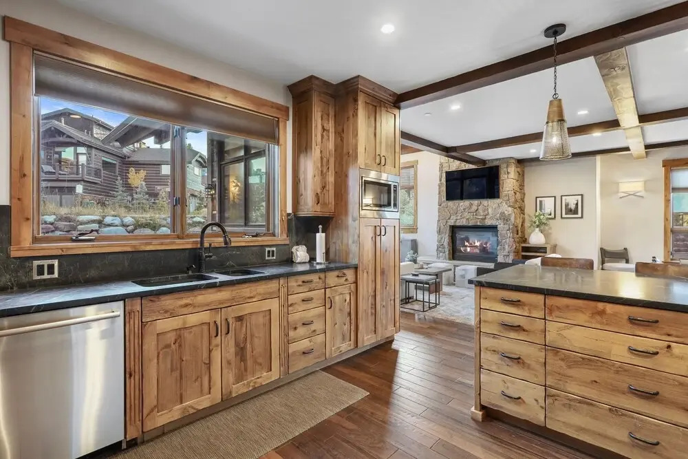 Incredible Executive Private Pet Friendly Home - LR902 by RedAwning