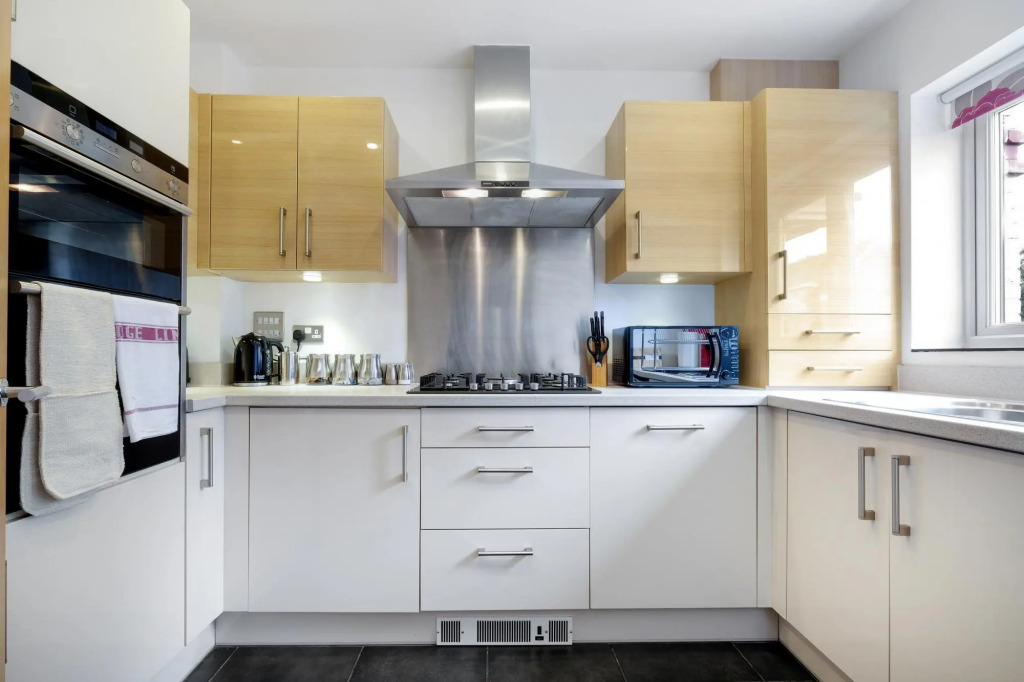 Heathrow Living Holywell Springs Serviced House