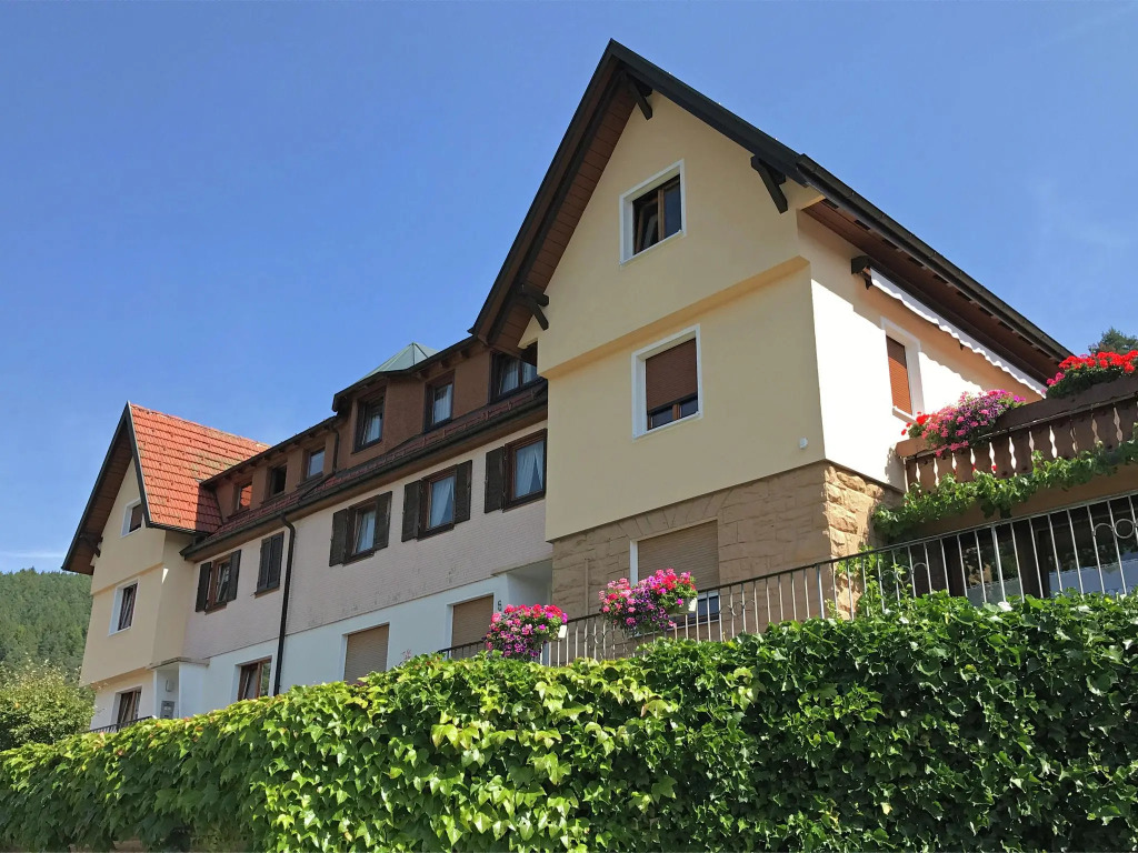 Cosy Apartment with Terrace, Garden, BBQ, Deckchair, Heating