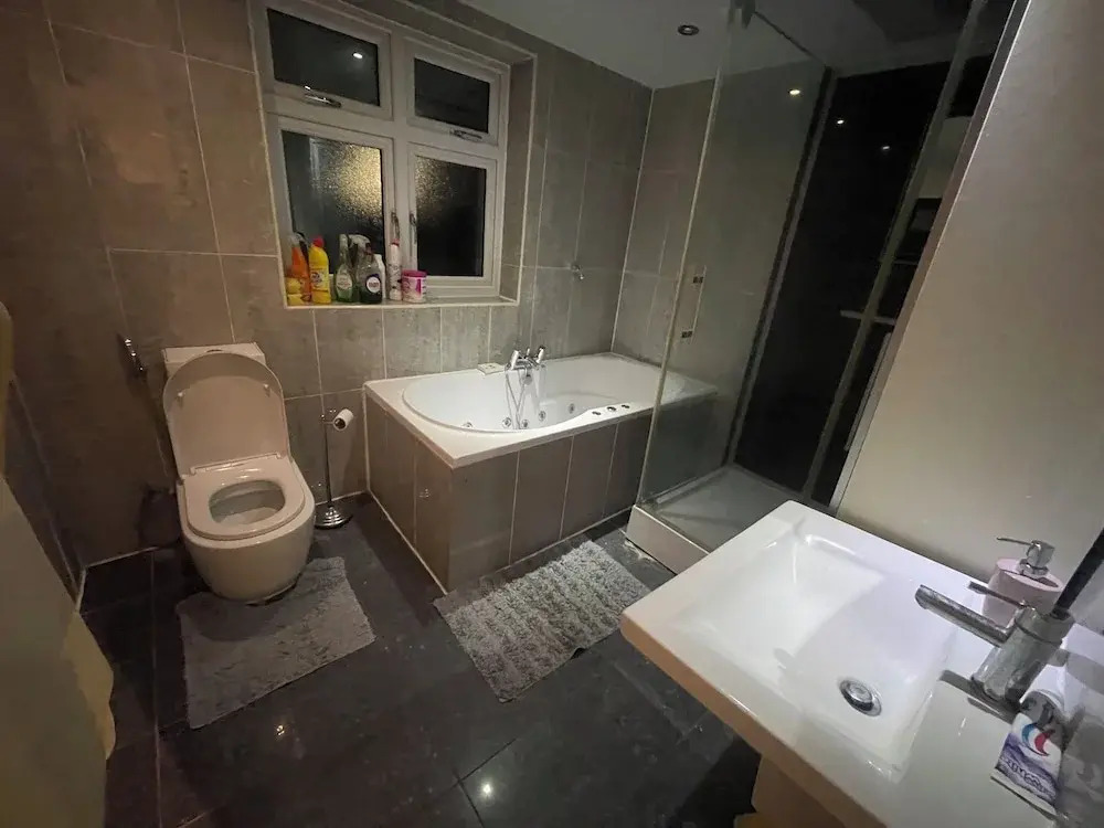 Luxurious 6-bed Entire House in London Ilford