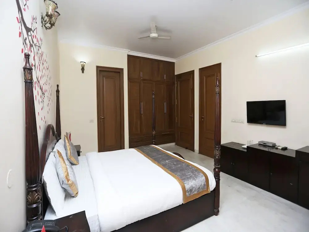 The Red Orchid By OYO Rooms