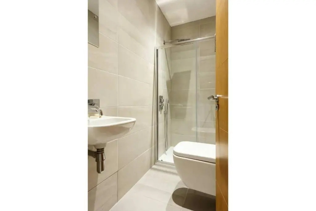 Stylish 2 bed 2 bath *Close To Beach and Centre with parking*