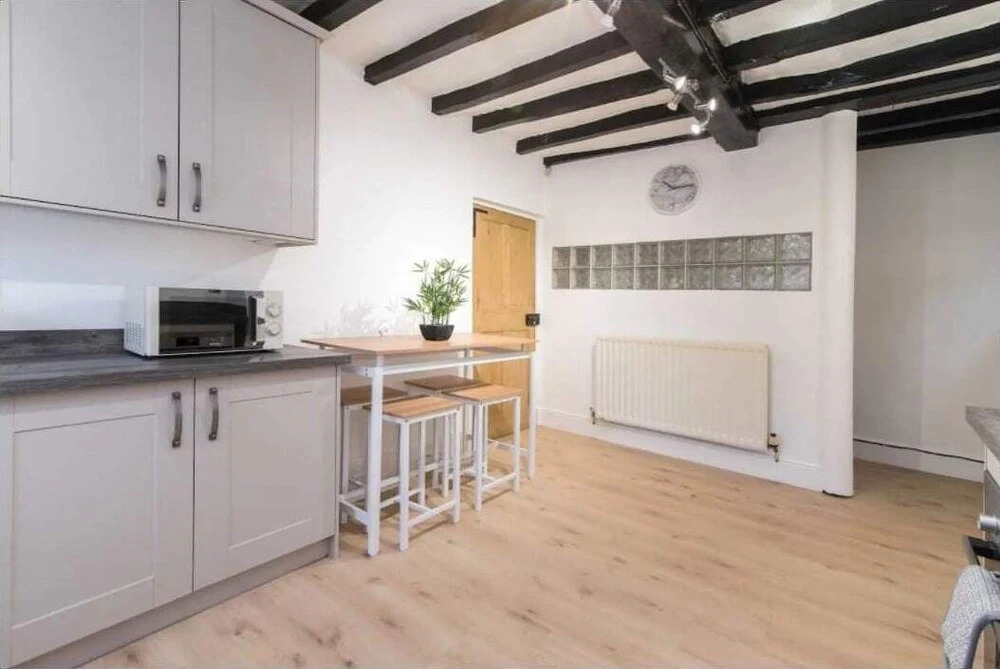 Modern Spacious 4 Bed House with WiFi