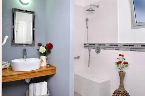 Hen Suites
